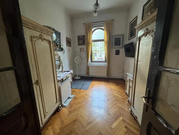 Apartament cu 4 camere decomandat în Cotroceni