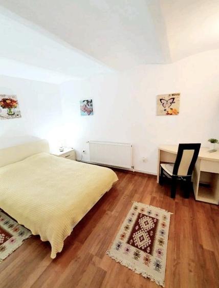 Apartament cu 5 camere semidecomandat în Centrul Istoric