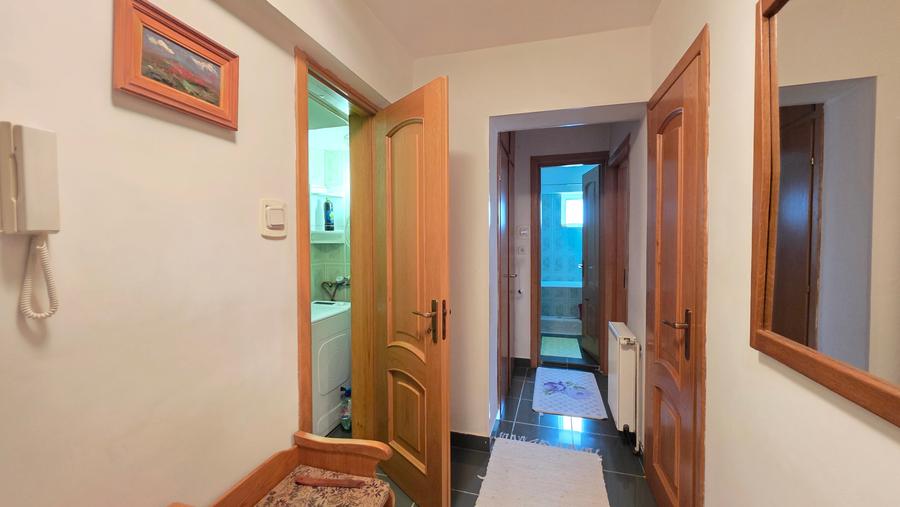 Apartament cu 3 camere semidecomandat în Calea Moroieni