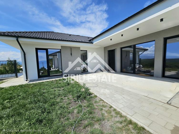 Duplex cu 4 camere cu Canalizare în Roșia