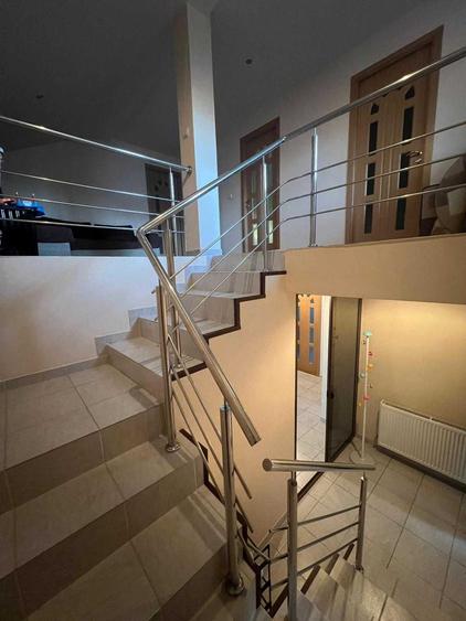 Casă cu 4 camere în Central