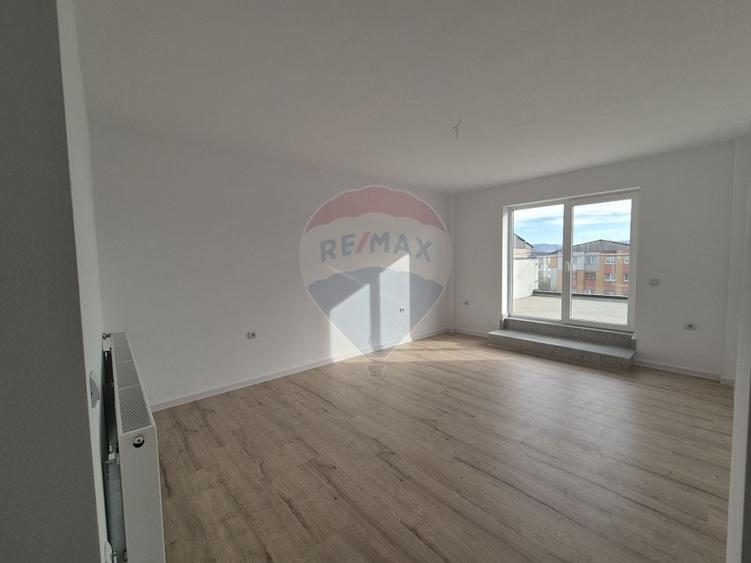 Penthouse cu 4 camere decomandat în Kogălniceanu