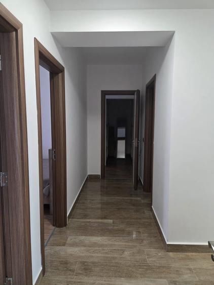 Apartament cu 3 camere decomandat în Tractorul