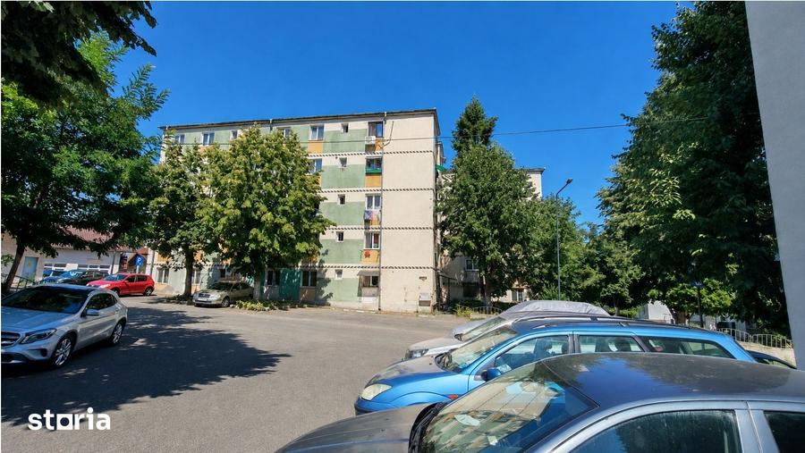 Apartament cu 2 camere semidecomandat în Petrișor