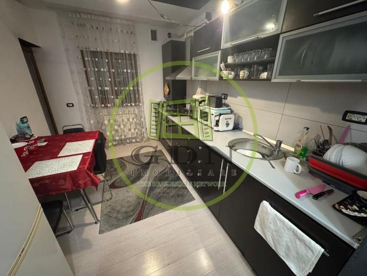 Apartament cu 3 camere semidecomandat, mobilat în Calea Severinului