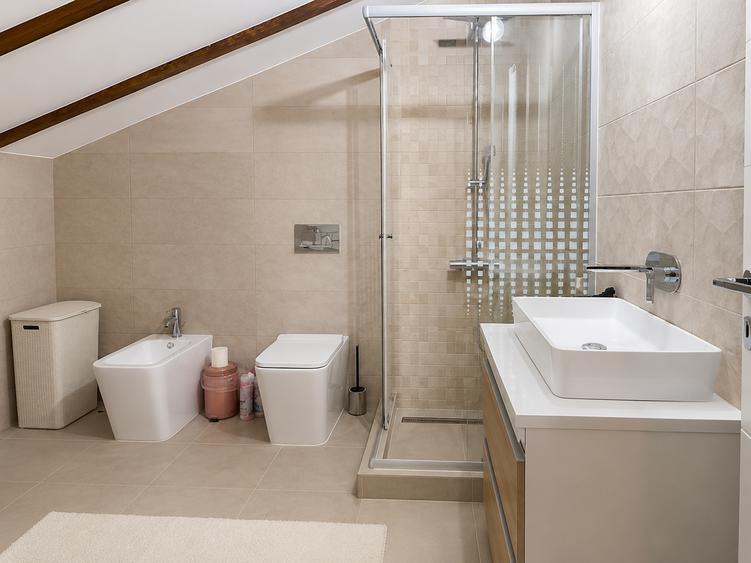Duplex cu 6 camere cu Canalizare în Central