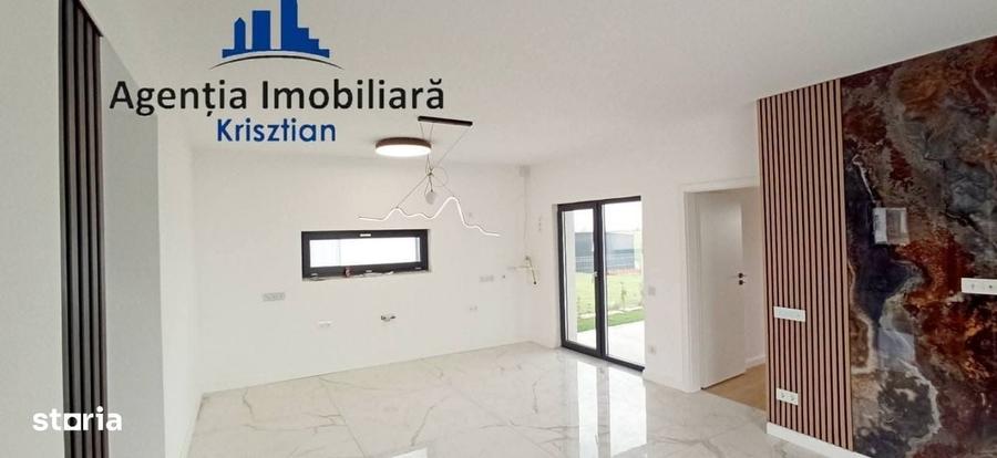 Casă cu 4 camere decomandat în Mărtinești