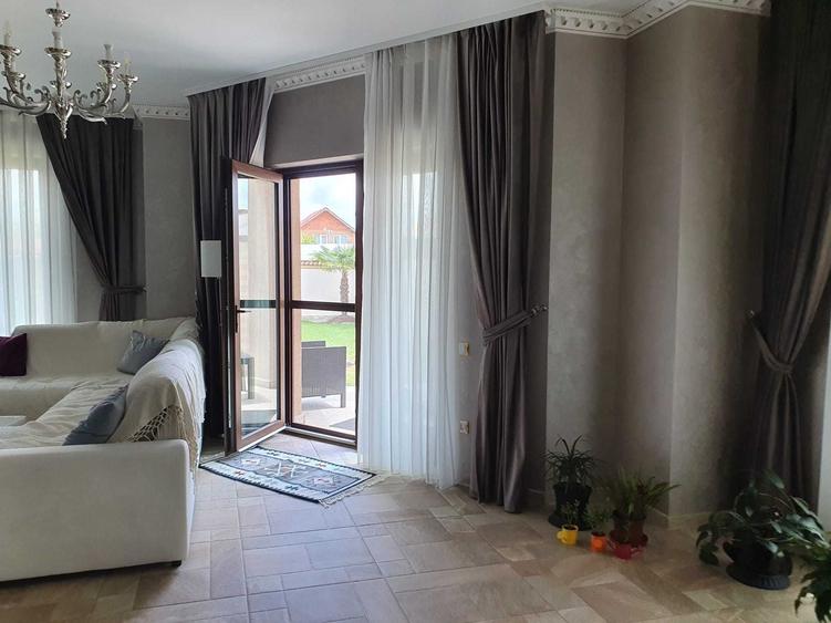 Casă cu 4 camere în Exterior Vest
