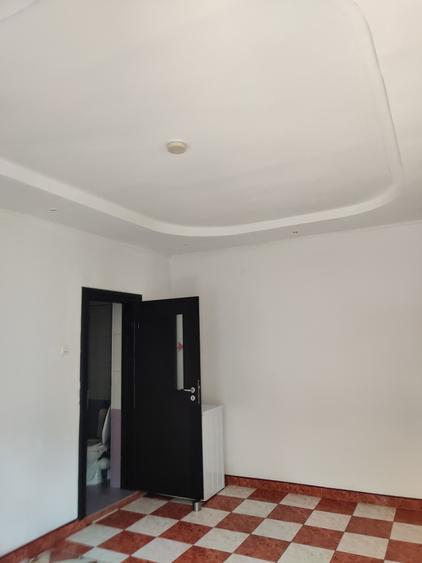 Casă individuală cu 7 camere cu Canalizare în Vatra Luminoasă