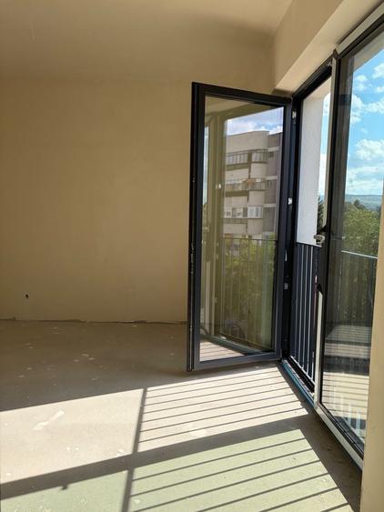 Apartament cu 3 camere semidecomandat în Mărăști