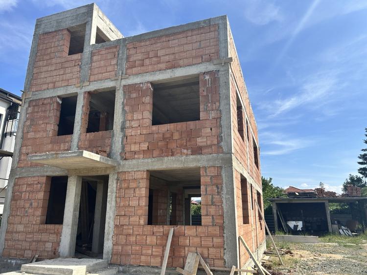 Casă individuală cu 4 camere cu Canalizare în Florești