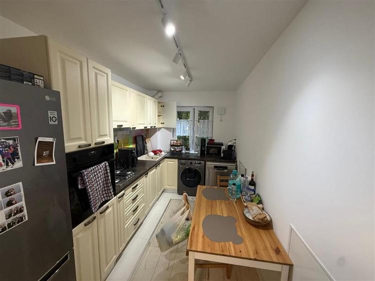 Apartament cu 4 camere semidecomandat în Tătărași