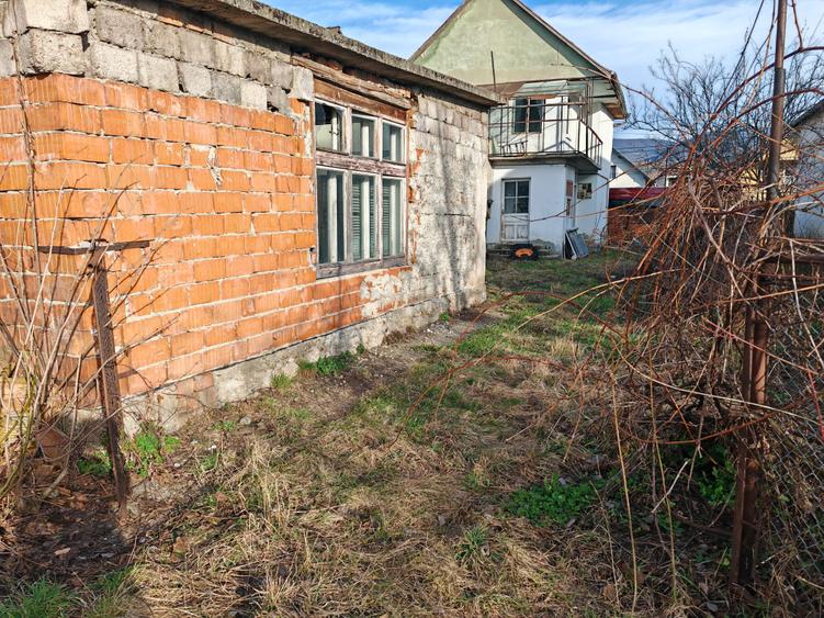 Casă individuală cu 5 camere cu Canalizare în Florilor