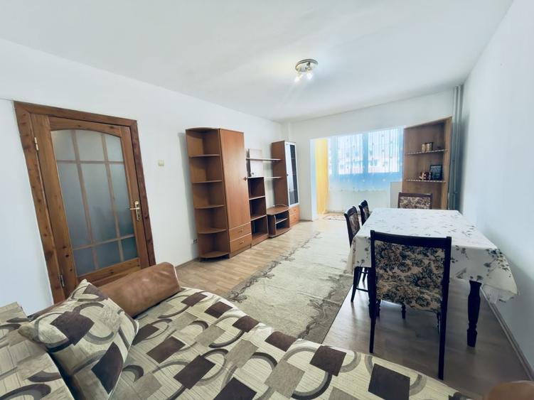 Apartament cu 3 camere decomandat în Răcădău