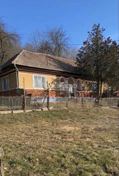 Vind casa compusa din 3 camere bucatarie 69 mp sura si grajd pt animale cotet pt porci ,teren 50 arii.