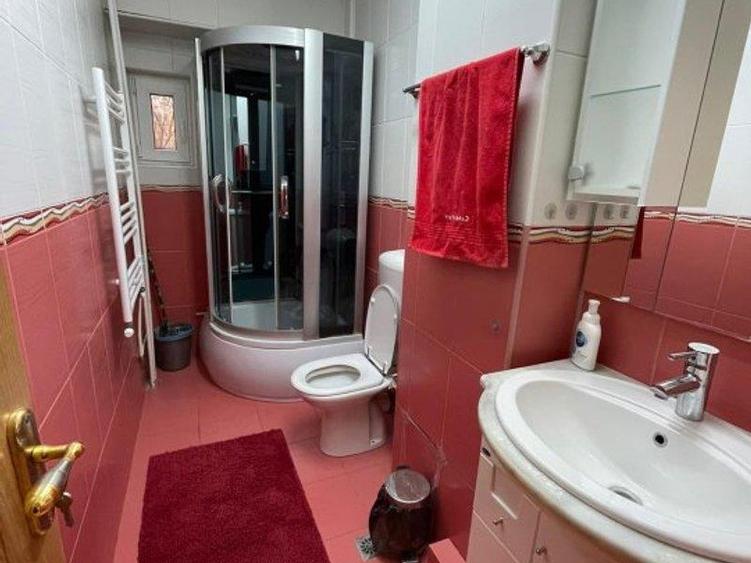 Apartament cu 3 camere decomandat în Lizeanu