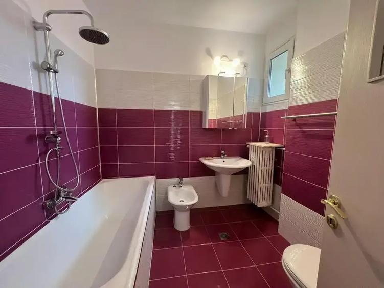 Apartament cu 3 camere semidecomandat, mobilat în Vatra Luminoasă