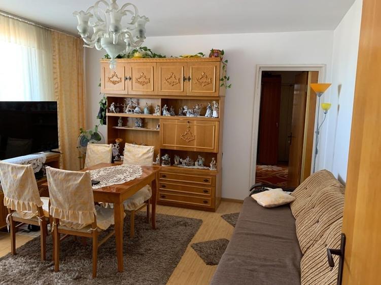 Apartament cu 3 camere semidecomandat în 1 Mai