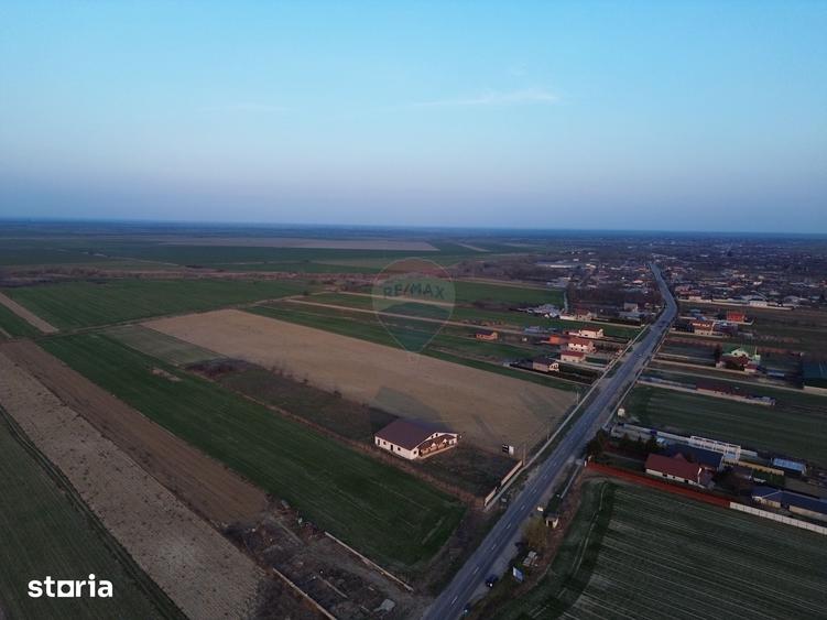 Teren de 12360 mp, în Vulturu