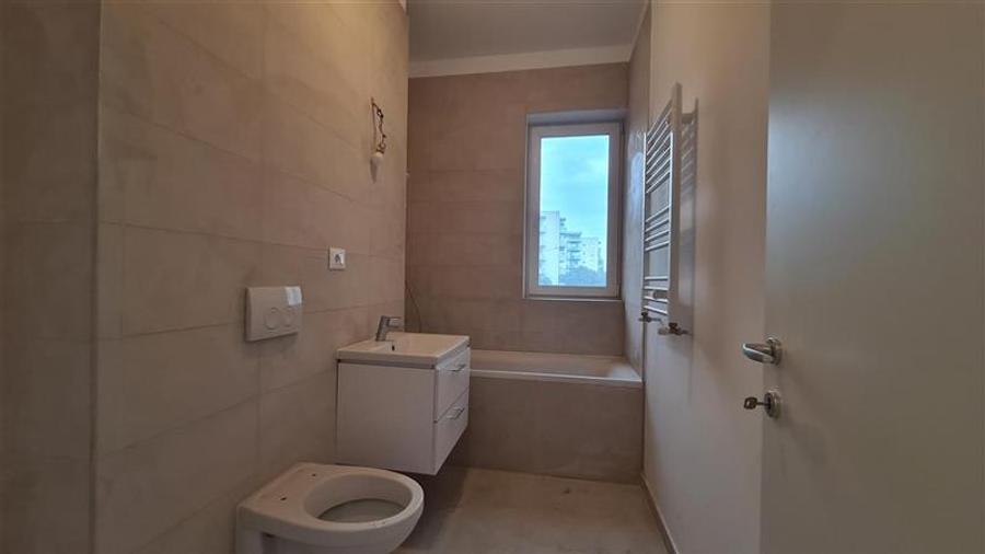 Apartament cu 3 camere nedecomandat în Aradului