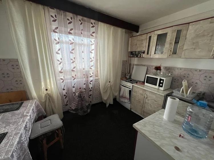Apartament cu 3 camere decomandat, mobilat în Nicolina