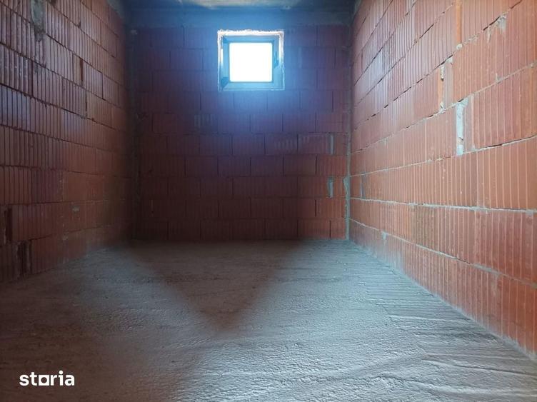 Casă cu 5 camere decomandat cu Teren 1063 Mp în Cornu