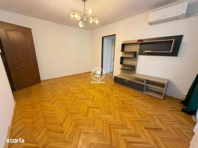 Apartament cu 3 camere în Podu Roș