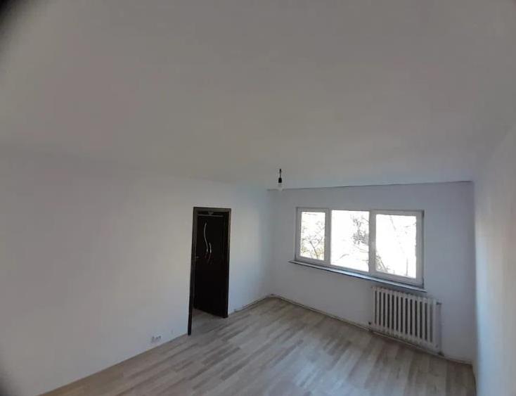 Apartament cu 3 camere semidecomandat în Mircea cel Bătrân