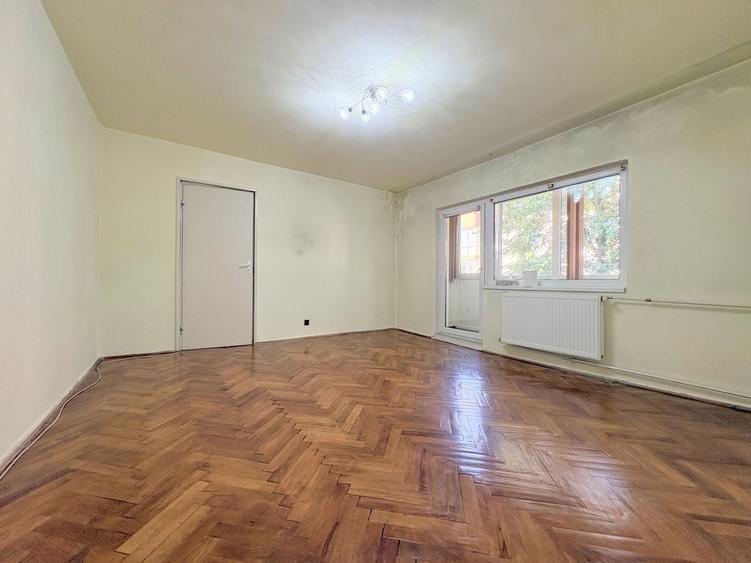 Apartament cu 3 camere semidecomandat în Aradului