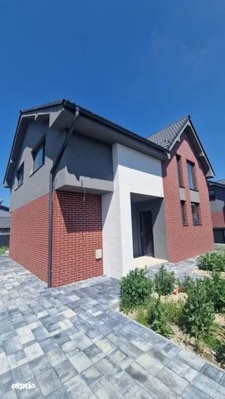 Casă cu 4 camere semidecomandat cu Teren 350 Mp în Jucu