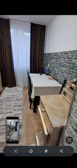 Apartament cu 3 camere semidecomandat în Popești