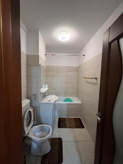 Apartament cu 3 camere semidecomandat în Colentina