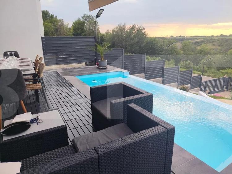 Casă individuală cu 4 camere cu Piscina în Est