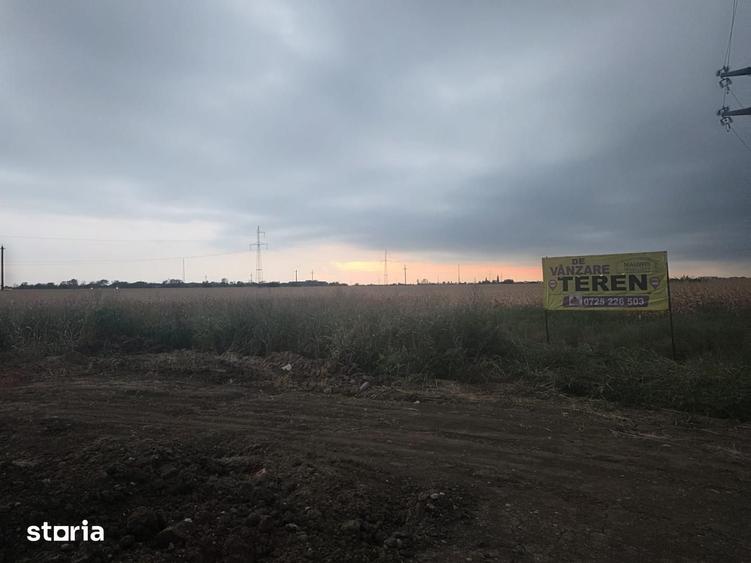 Teren de 105777 mp, în Central