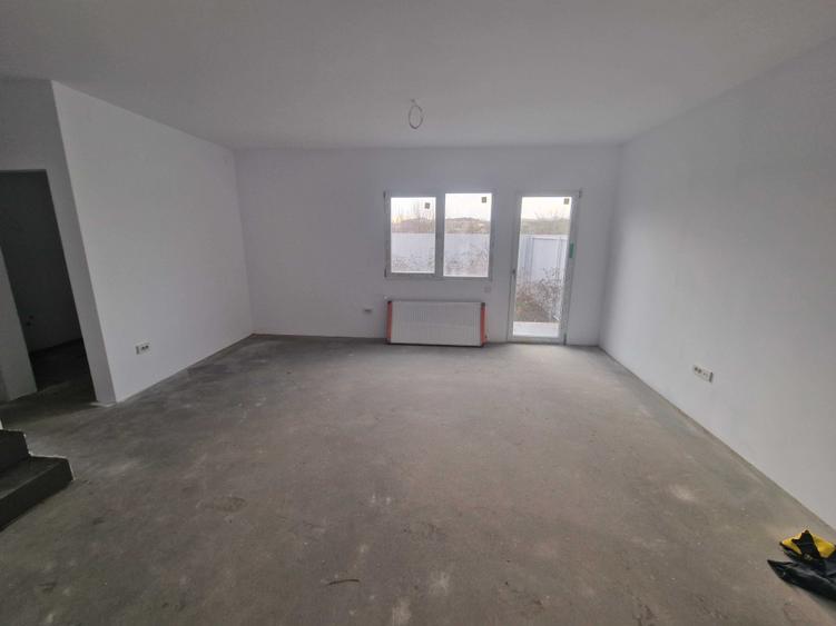 Casă cu 4 camere în Barieră