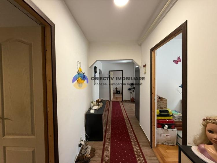Apartament cu 4 camere semidecomandat în Precista