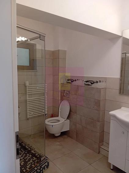 Apartament cu 4 camere semidecomandat în Floreasca