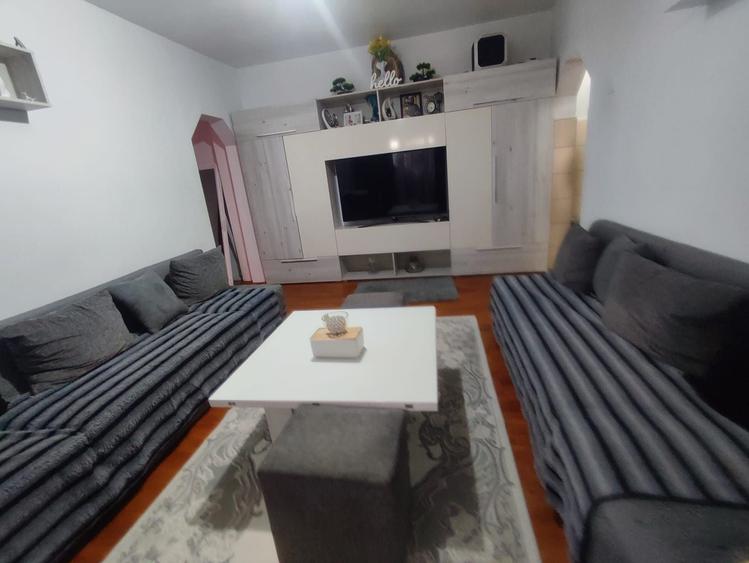Apartament cu 3 camere semidecomandat în Central