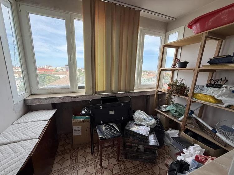 Apartament cu 3 camere semidecomandat în Girocului