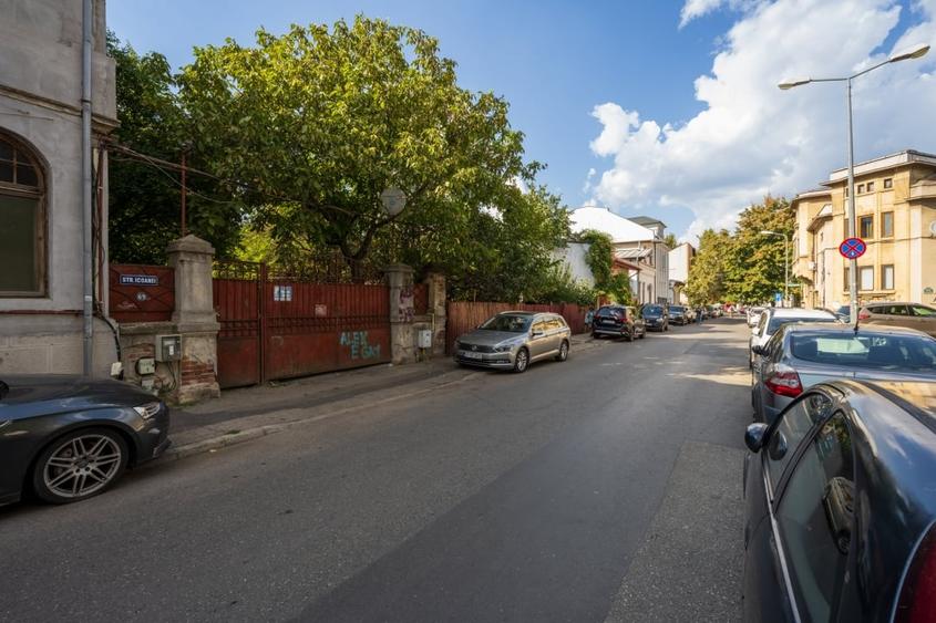 Apartament cu 3 camere semidecomandat în Eminescu