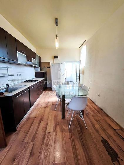 Apartament cu 4 camere semidecomandat în Orașul Vechi