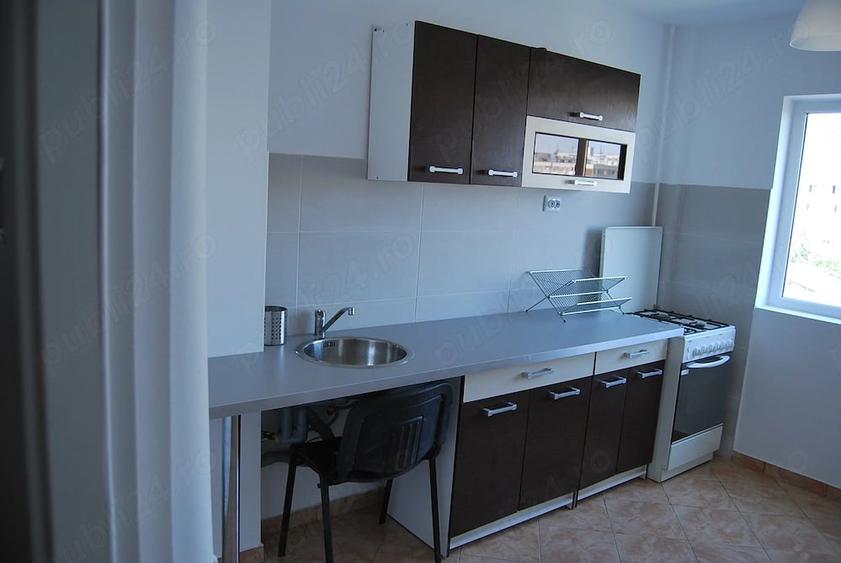 Apartament cu 3 camere decomandat, mobilat în Moinești