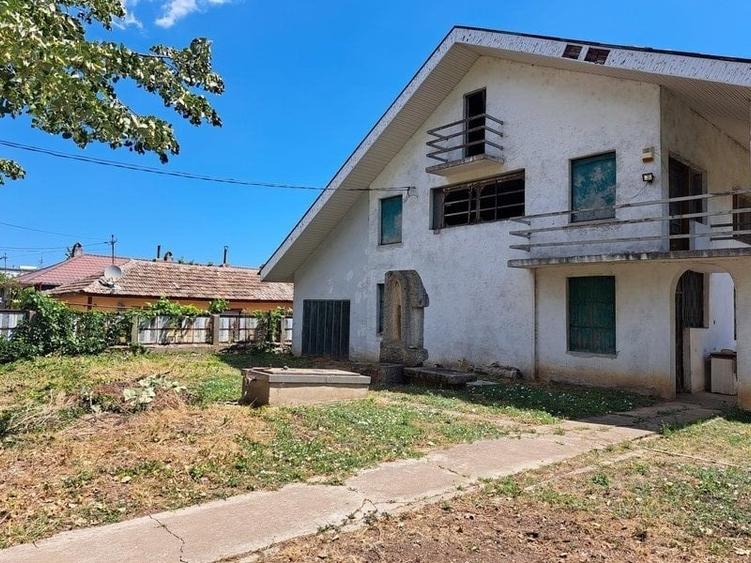 Casă cu 9 camere cu Teren 2375 Mp în Central