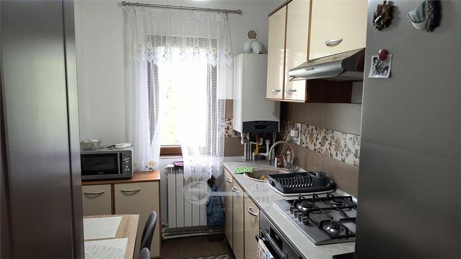 Apartament cu 3 camere nedecomandat în Podu Roș