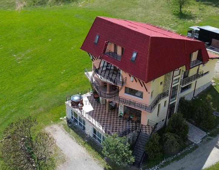 Casă cu 12 camere cu Canalizare în Brădet