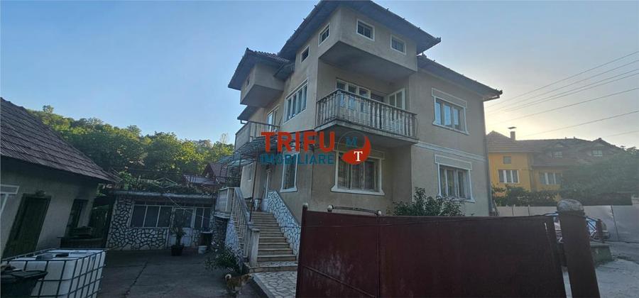 Casă individuală cu 8 camere cu Garaj în Ampoița