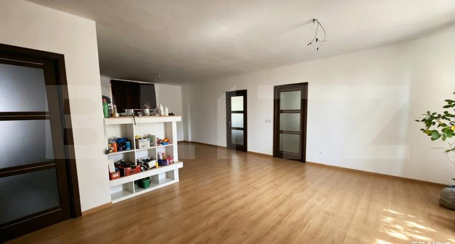 Apartament cu 3 camere, 80 mp, 3.000 mp teren, zona Reghin - 1