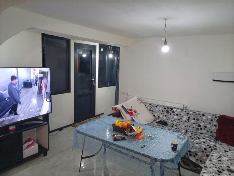 Vand 1/3 din casa +curte - 1