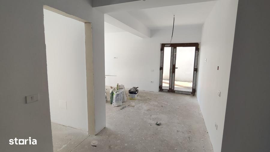 Casă cu 5 camere cu Teren 492 Mp în Glina