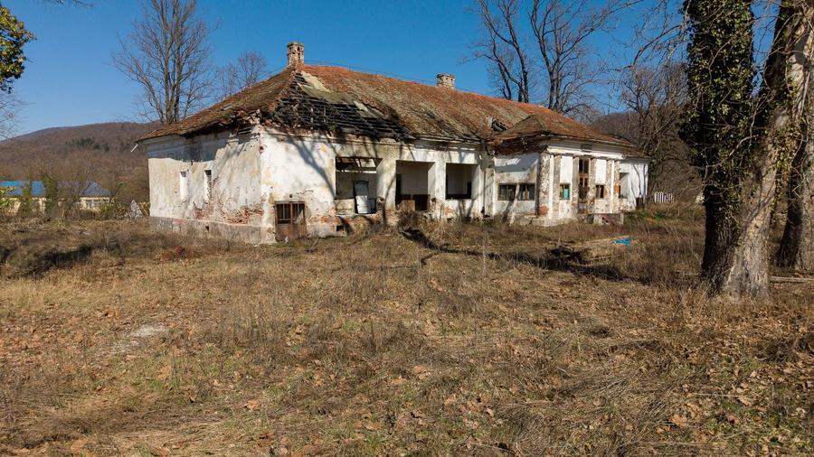 Casă individuală cu 8 camere cu Canalizare în Maciova